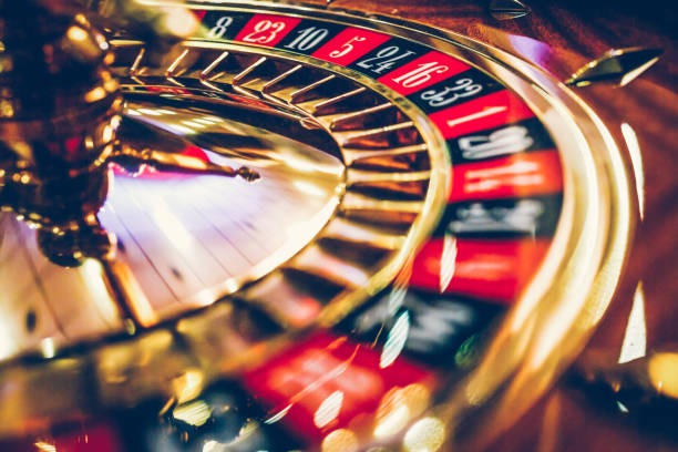 Roulette betting layout with inside and outside bet zones
